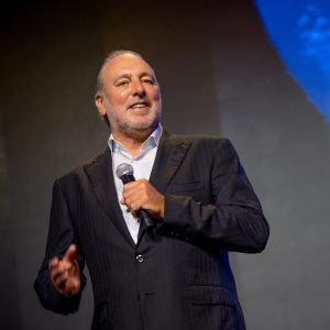 Gereja Hillsong Mengatakan Brian Houston, Melanggar Kode Etik
