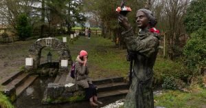 Saat Gereja Irlandia Retret, Kultus Seorang Wanita Suci Berkembang